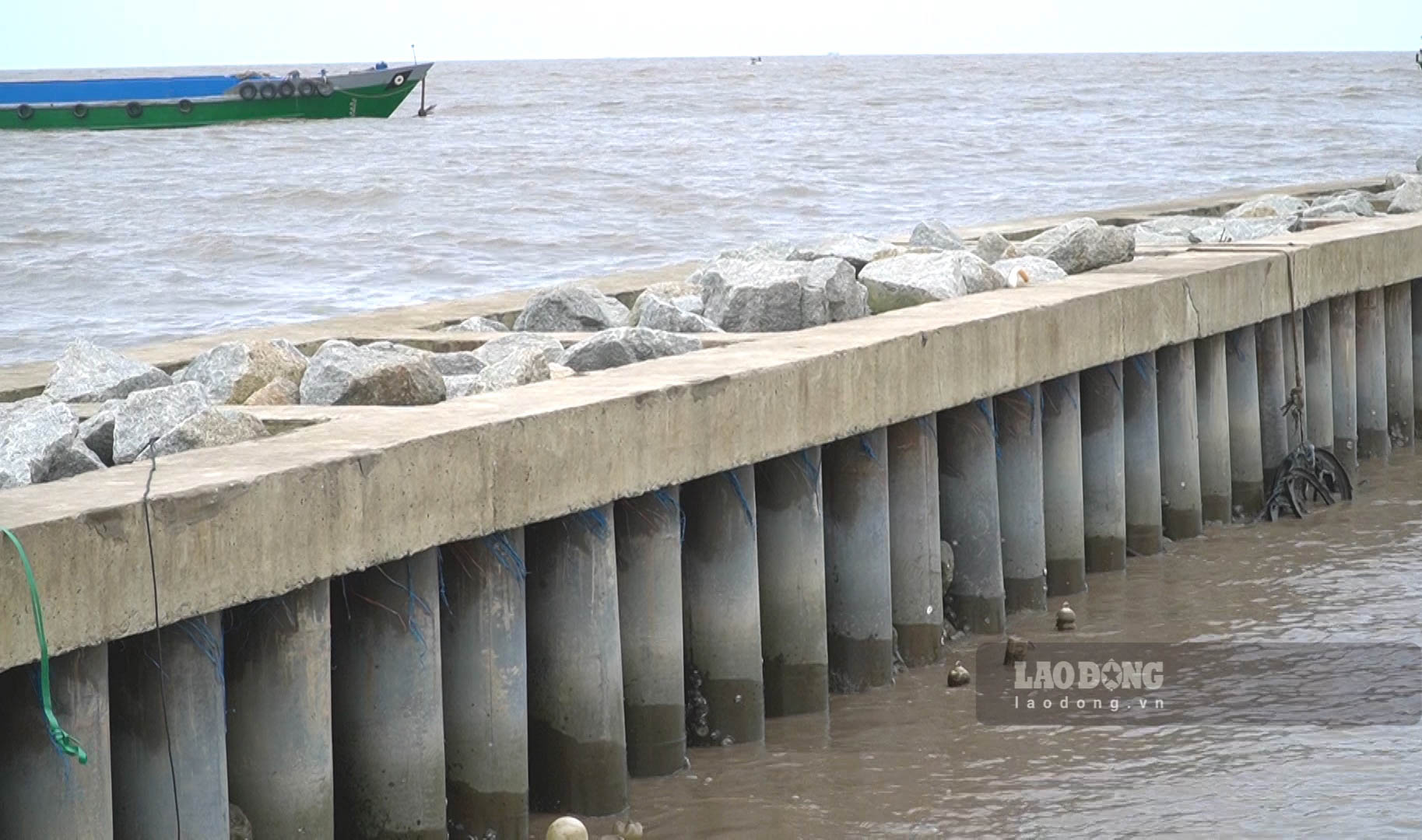 Hệ thống kè đã góp phần ngặn chặn tình trạng sạt lở nghiêm trọng ở các xã ven biển huyện An Minh. Ảnh: Nguyên Anh