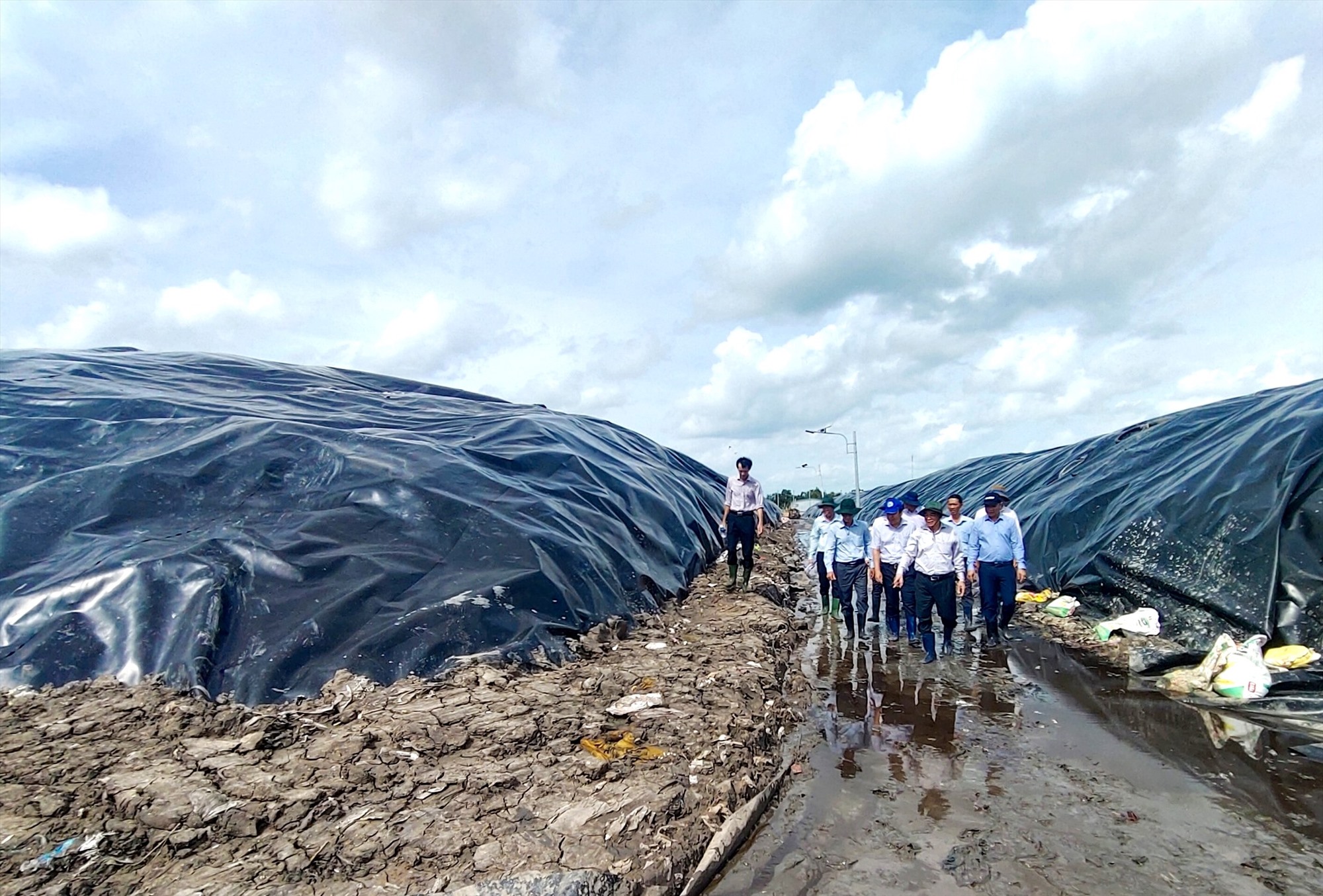 Lãnh đạo UBND tỉnh Bến Tre kiểm tra công tác khắc phục sự cố môi trường tại bãi rác An Hiệp (huyện Ba Tri, tỉnh Bến Tre). Ảnh: Huỳnh Hậu