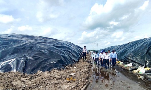 Lãnh đạo UBND tỉnh Bến Tre kiểm tra công tác khắc phục sự cố môi trường tại bãi rác An Hiệp (huyện Ba Tri, tỉnh Bến Tre). Ảnh: Huỳnh Hậu