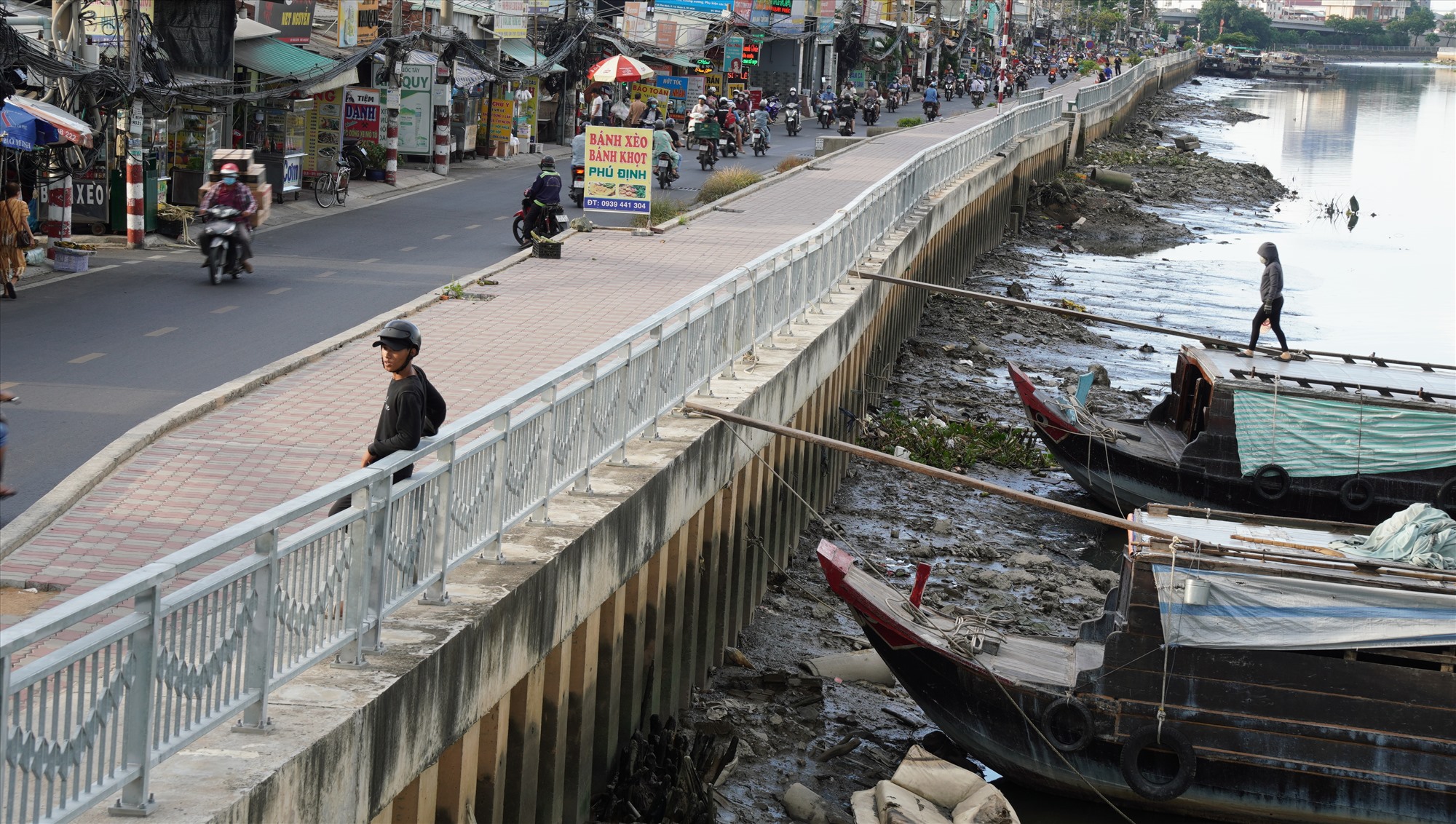 So với gần một năm trước, đoạn bờ kè trên đường Phú Định, đoạn gần bến Phú Định đã hoàn thiện lát gạch vỉa hè, hệ thống lan can… 