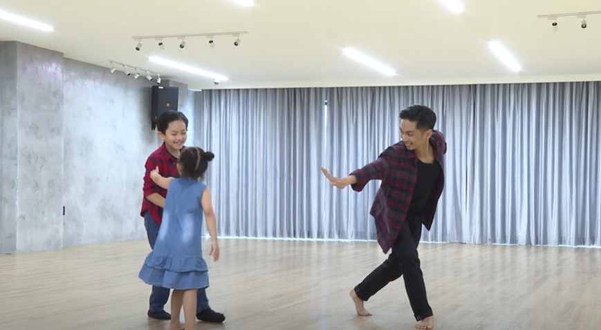 Phan Hiển nghĩ ra nhiều trò chơi khi cùng con tập múa. Ảnh: Nhà sản xuất