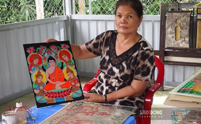 Bà Triệu Thị Vui người cuối cùng theo nghề vẽ tranh trên kính (Phú Tân, Châu Thành, Sóc Trăng). Ảnh: Phương Anh