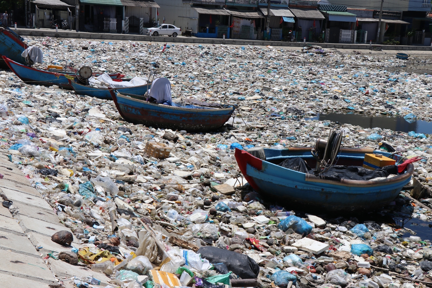 Chính quyền địa phương và người dân bất lực trong việc xử lý hàng chục tấn rác thải ứ đọng trên đầm nước mặn Sa Huỳnh. Ảnh: Ngọc Viên