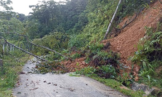 Đường từ Trung tâm huyện Tủa Chùa đi xã Tủa Thàng có nhiều đoạn bị sạt lở, tiềm ẩn nguy cơ mất an toàn giao thông (ảnh chụp sáng 12.8). Ảnh: Đăng Mạnh