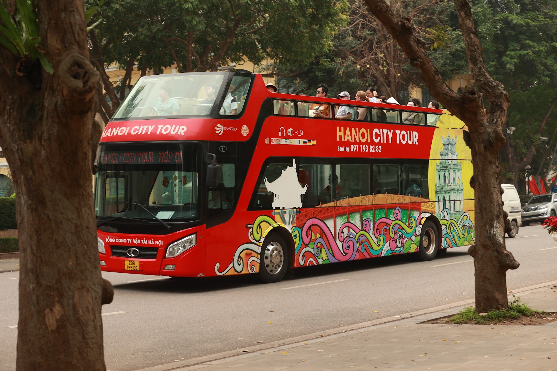 Xe buýt hai tầng đưa du khách tham quan Hà Nội. Ảnh: Hải Nguyễn