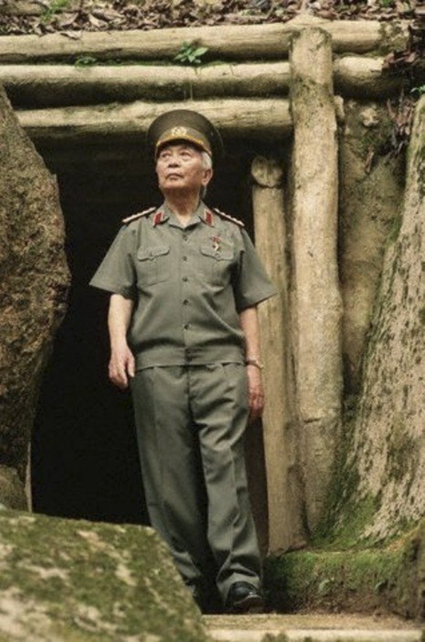 Đại tướng thăm lại chiến trường xưa. Ảnh: Bảo tàng Chiến thắng lịch sử Điện Biên Phủ
