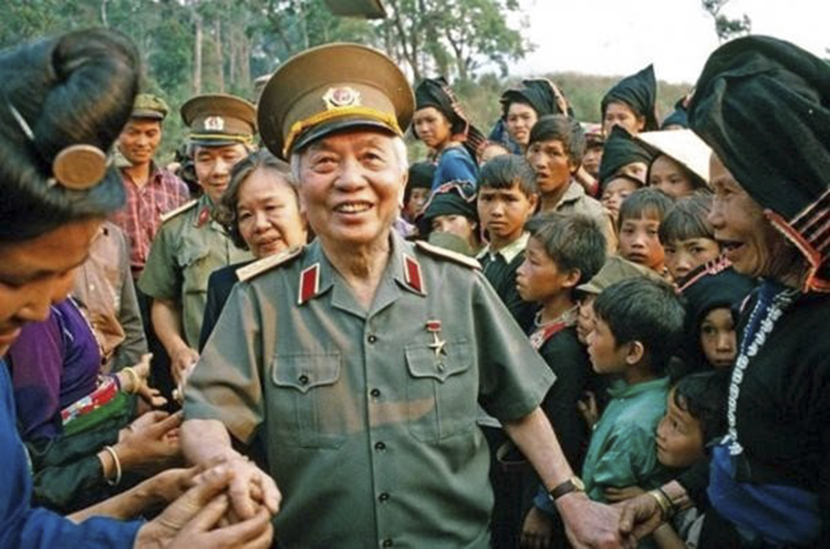 Đại tướng Võ Nguyên Giáp với đồng bào các dân tộc Điện Biên. Ảnh: Bảo tàng Chiến thắng lịch sử Điện Biên Phủ