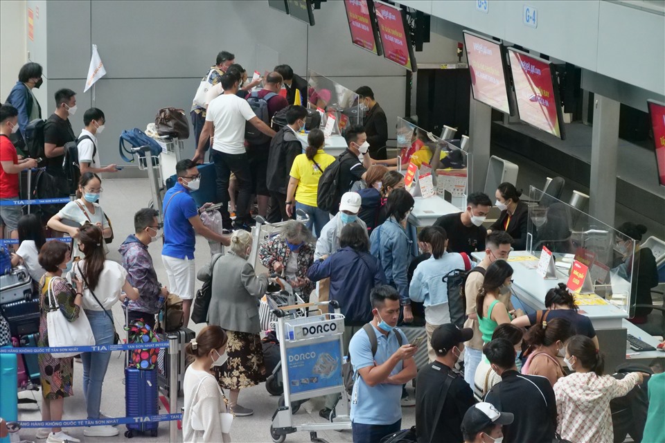 Hành khách làm thủ tục tại ga quốc tế sân bay Tân Sơn Nhất tháng 8.2022. Ảnh: Anh Tú