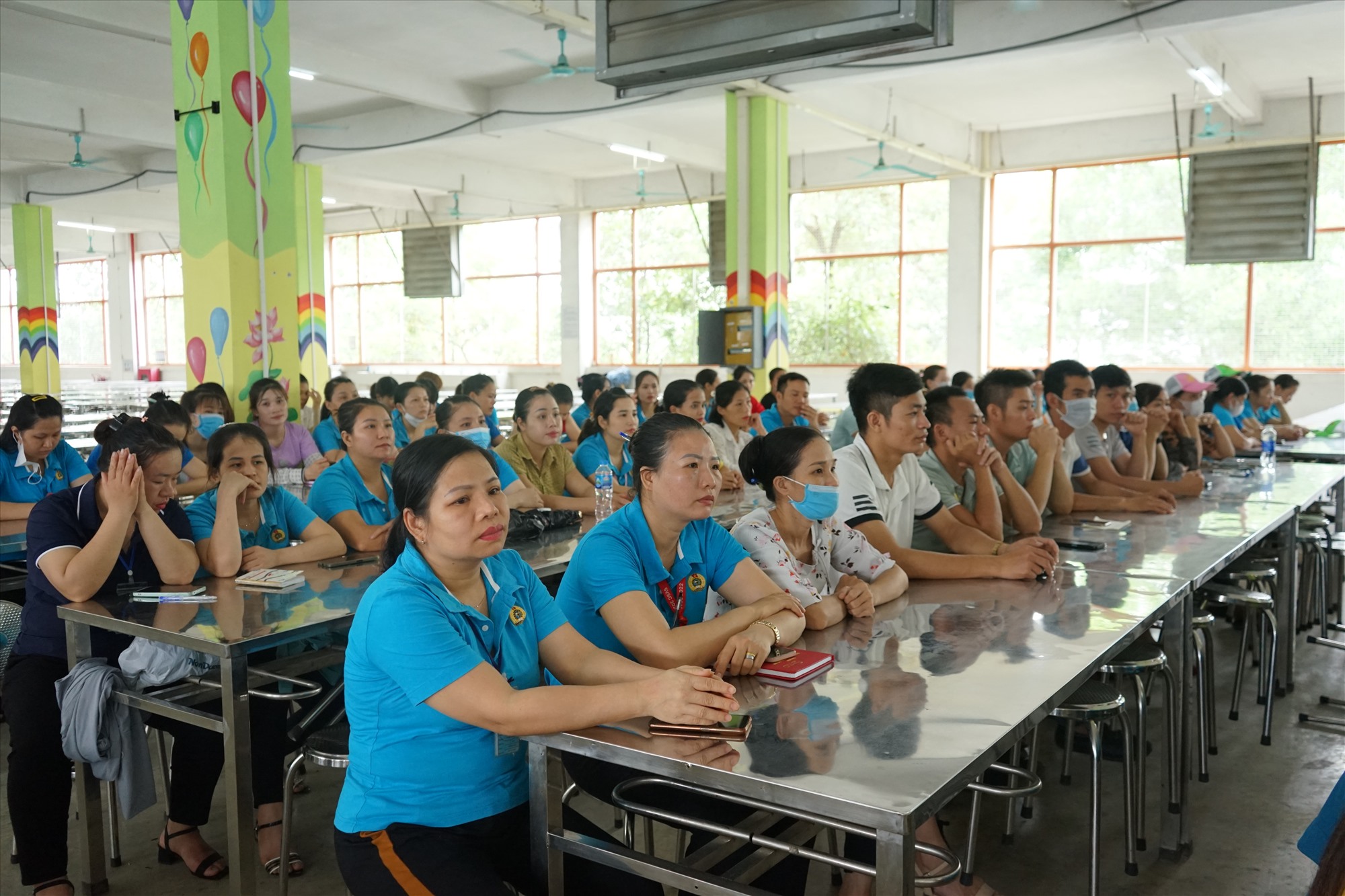 Hàng trăm công nhân lao động tham gia hội nghị người lao động năm 2023. Ảnh: Quách Du