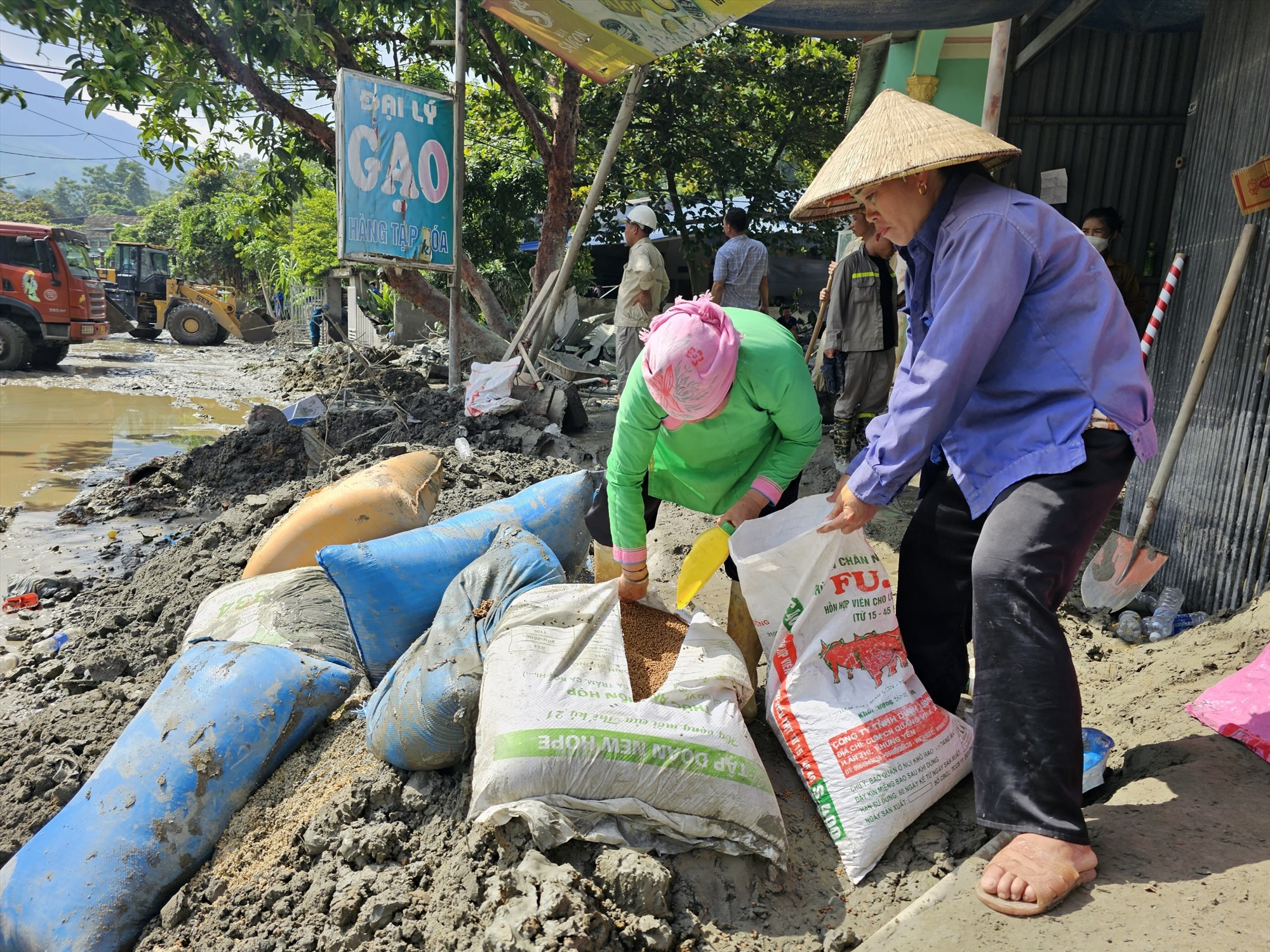 Lực lượng chức năng sẽ đánh giá lại toàn bộ các hộ dân đang sinh sống ở khu vực đó nếu không đảm bảo an toàn sẽ cho di dời tiếp. Ảnh: Bảo Nguyên