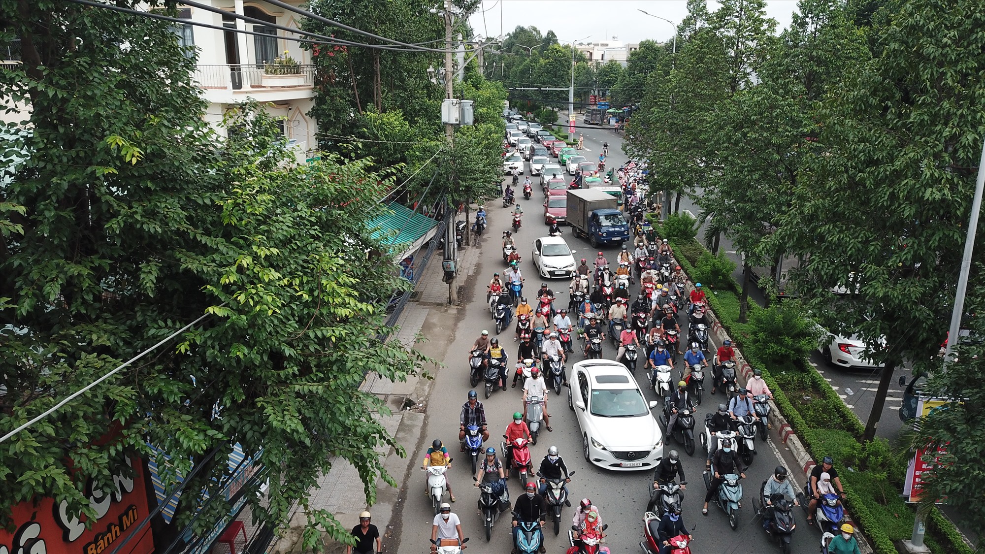 Tình trạng kẹt xe kéo dài trên đường Đồng Khởi. Ảnh: Hà Anh Chiến