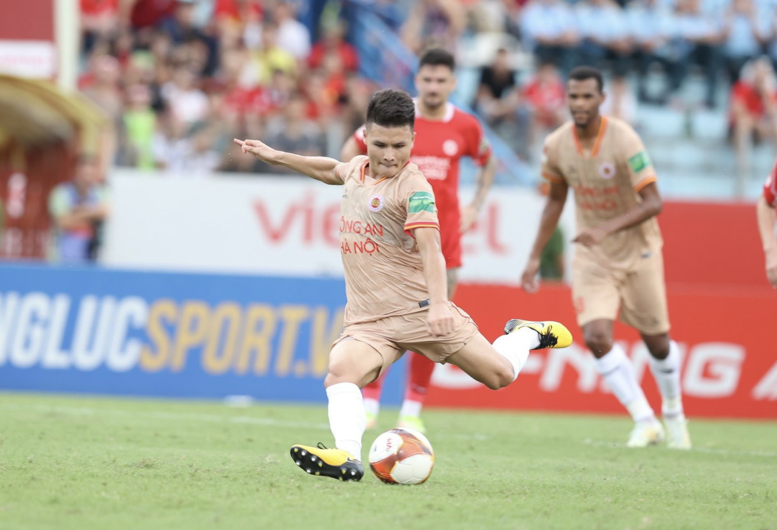 Tiền vệ Quang Hải ghi bàn thắng đầu tiên tại V.League 2023. Ảnh: Minh Dân