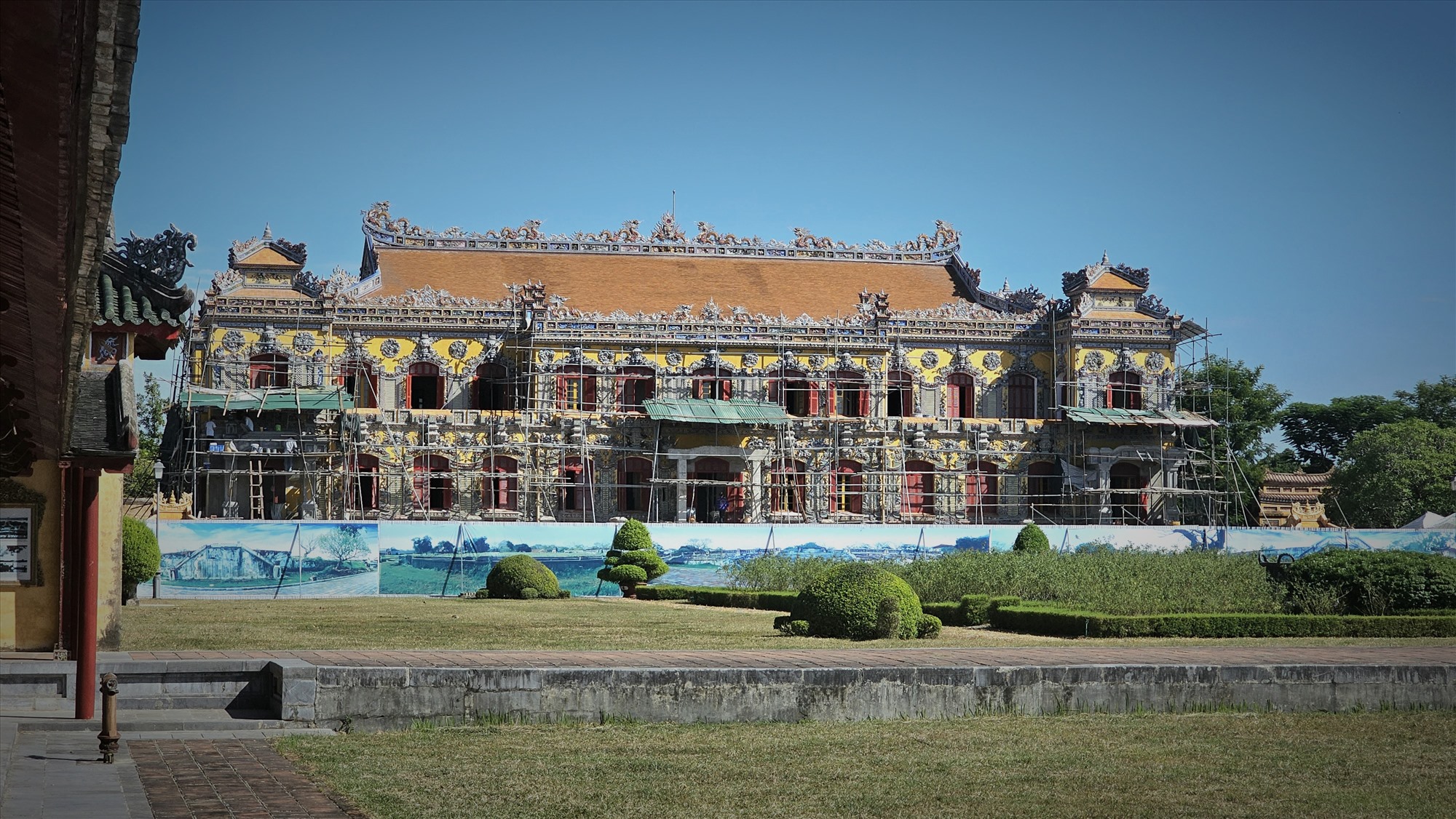 Tọa lạc trên trục thần đạo của Tử Cấm thành - Đại nội Huế, điện Kiến Trung là một trong 5 công trình tiêu biểu và quan trọng bên cạnh điện Thái Hòa, điện Cần Chánh, điện Càn Thành và cung Khôn Thái dưới thời nhà Nguyễn. 