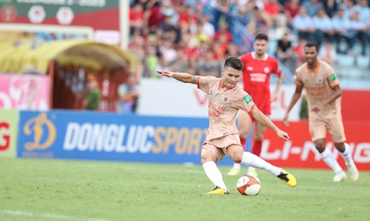 Tiền vệ Quang Hải ghi bàn vào lưới Viettel FC trên chấm 11m. Ảnh: Minh Dân