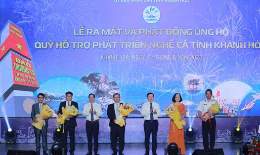 Phó Thủ tướng Trần Hồng Hà tặng hoa chúc mừng Hội đồng quản lý Quỹ hỗ trợ phát triển nghề cá Khánh Hòa. Ảnh: VGP
