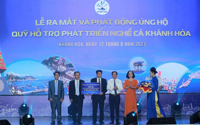 UBND tỉnh Khánh Hoà ủng hộ Quỹ hỗ trợ phát triển nghề cá Khánh Hòa 10 tỉ đồng. Ảnh: VGP