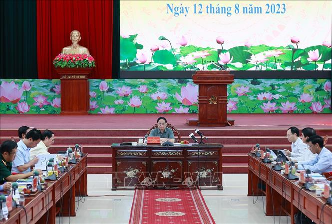 Thủ tướng Phạm Minh Chính làm việc với các tỉnh vùng Đồng bằng sông Cửu Long về tình hình sạt lở bờ sông, bờ biển. Ảnh: TTXVN