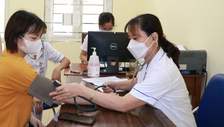 Nữ công nhân lao động trên địa bàn huyện Chương Mỹ được thăm khám sức khoẻ miễn phí do Công đoàn tổ chức. Ảnh: CĐCS