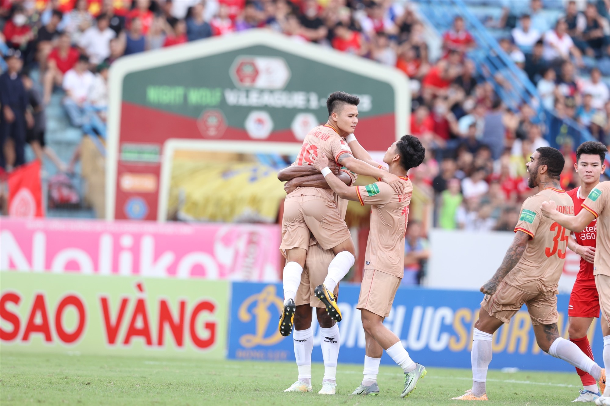 Đây cũng là bàn thắng đầu tiên của Quang Hải trong màu áo đội bóng mới.