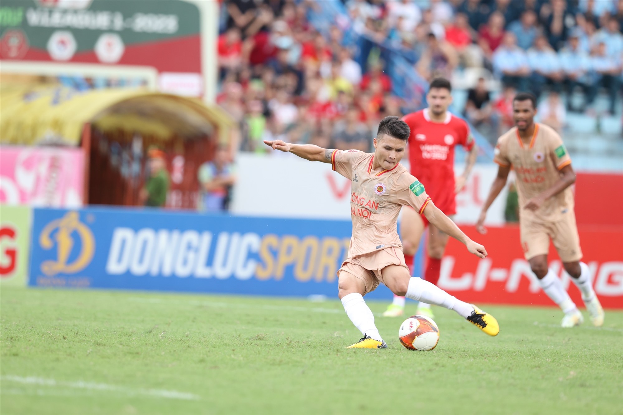 Phút 37, Công an Hà Nội được hưởng tình huống đá phạt đền. Quang Hải là người trao cơ hội và tiền vệ này đã không mắc sai lầm để nâng tỉ số lên 3-0 cho đội khách.