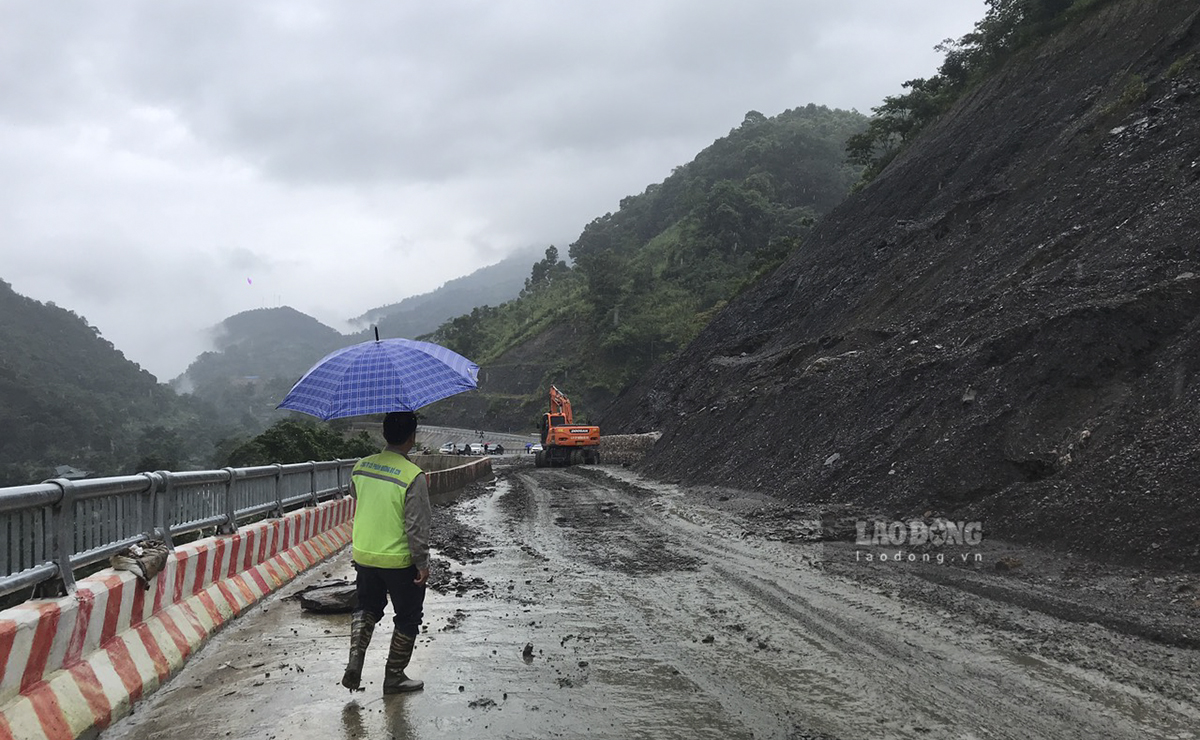 Ngày 12.8, mưa lớn tại Điện Biên tiếp tục xảy ra trên diện rộng, lượng mưa tích lũy phổ biến 40-50mm, có nơi trên 70mm gây lũ, sạt lở đất, thiệt hại nhiều về tài và các công trình giao thông.