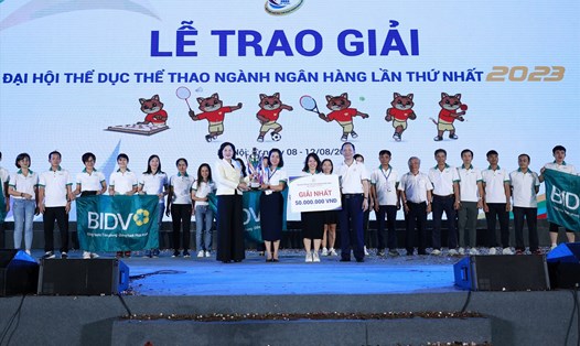 Lãnh đạo Ngân hàng Nhà nước Việt Nam trao Giải Nhất toàn đoàn cho đoàn thể thao BIDV. Ảnh: Hải Nguyễn