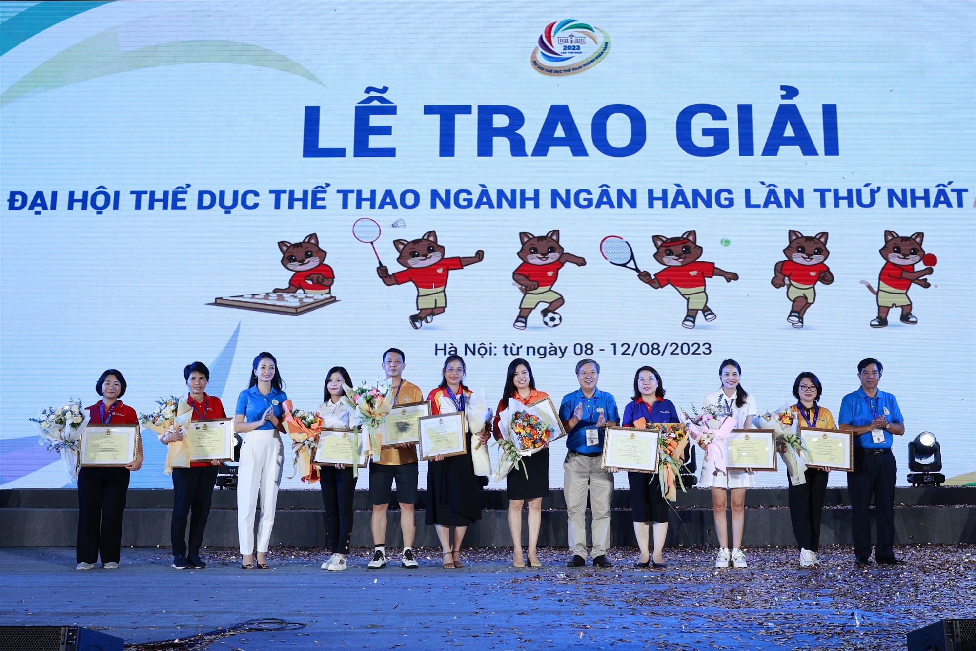 Lãnh đạo Công đoàn Ngân hàng Việt Nam tặng Bằng khen cho các đoàn tham gia Đại hội. Ảnh: Hải Nguyễn