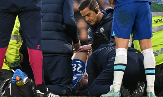 Những chấn thương là hình ảnh thường thấy của cả Chelsea và Liverpool mùa giải trước. Ảnh: AFP