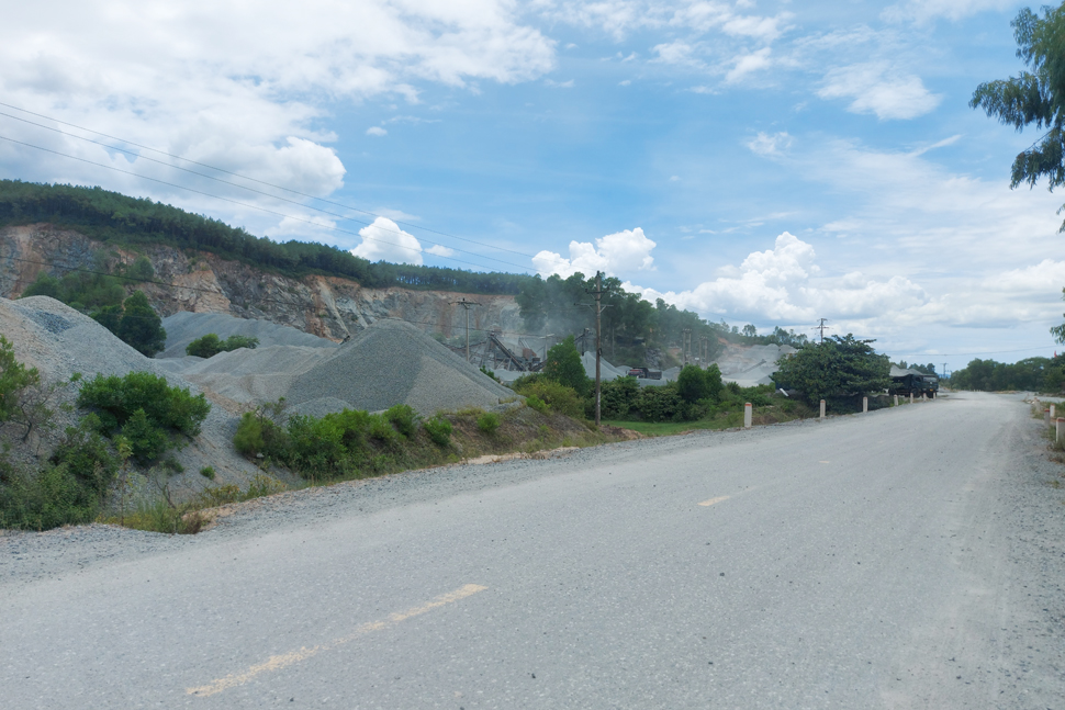 Mỏ đá gần khu dân cư ở xã Vượng Lộc. Ảnh: Trần Tuấn.