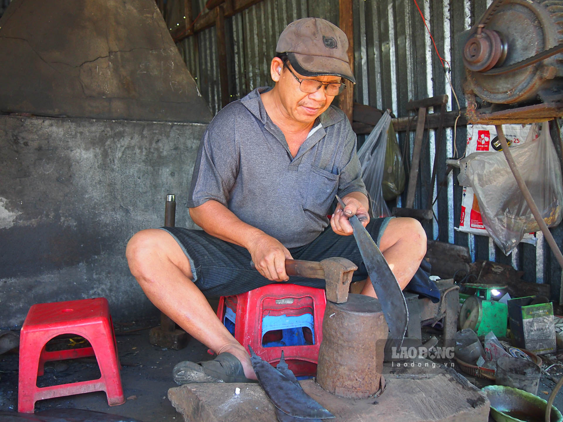 Ông Trần Văn Tân (Ngan Dừa, Hồng Dân, Bạc Liêu) gắn bó với nghề rèn hơn 30 năm. Ảnh: Phương Anh
