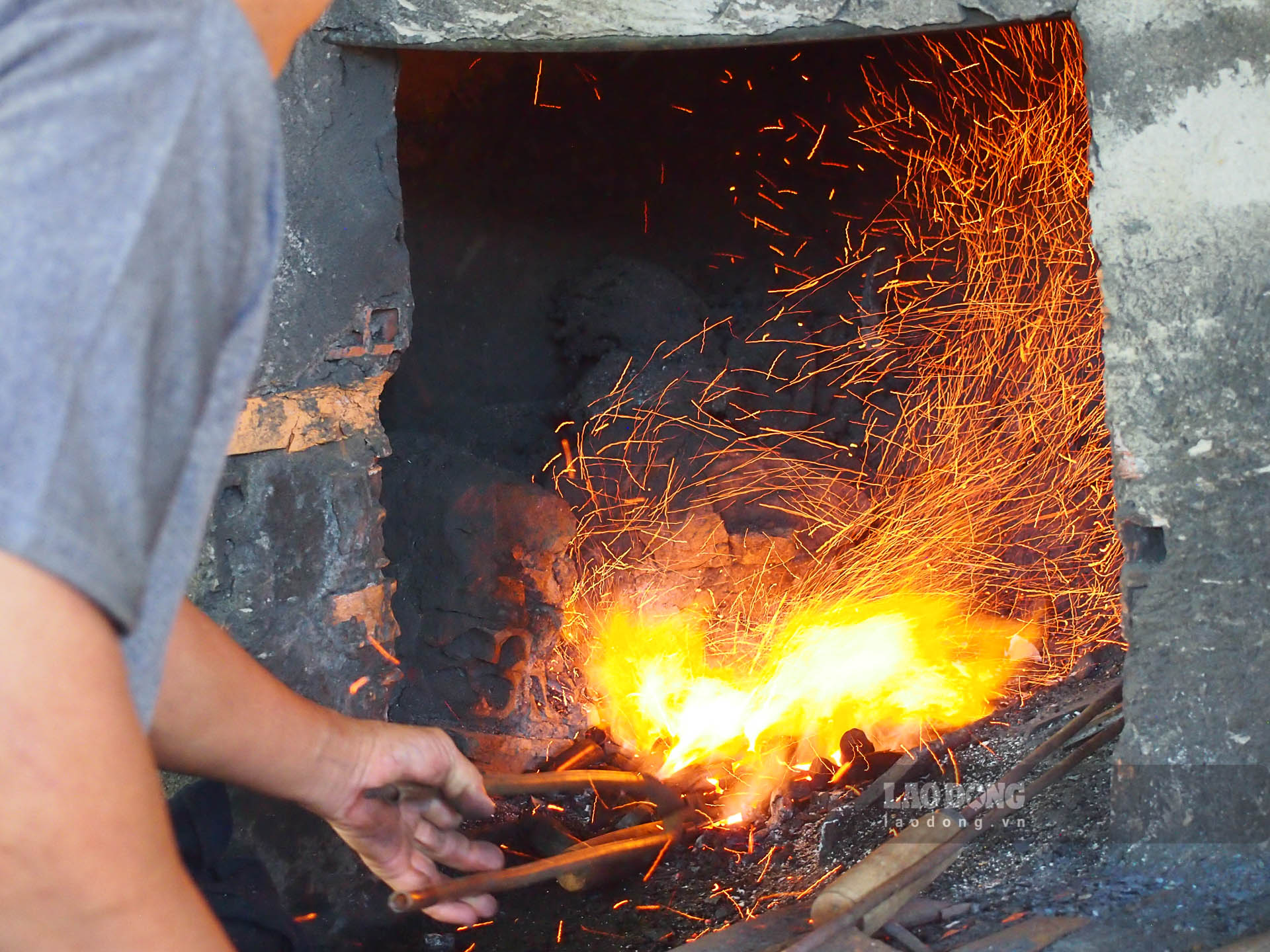 Nghề rèn thường xuyên tiếp xúc với lửa nóng để nung chảy sắt. Ảnh: Phương Anh