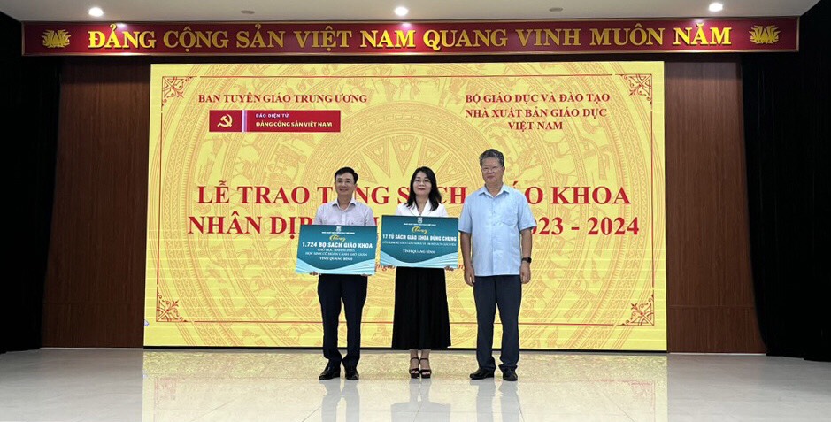 Ông Phạm Văn Thắng - Phụ trách Hội đồng thành viên NXBGDVN trao biển tặng SGK cho lãnh đạo Sở Giáo dục-Đào tạo Quảng Bình