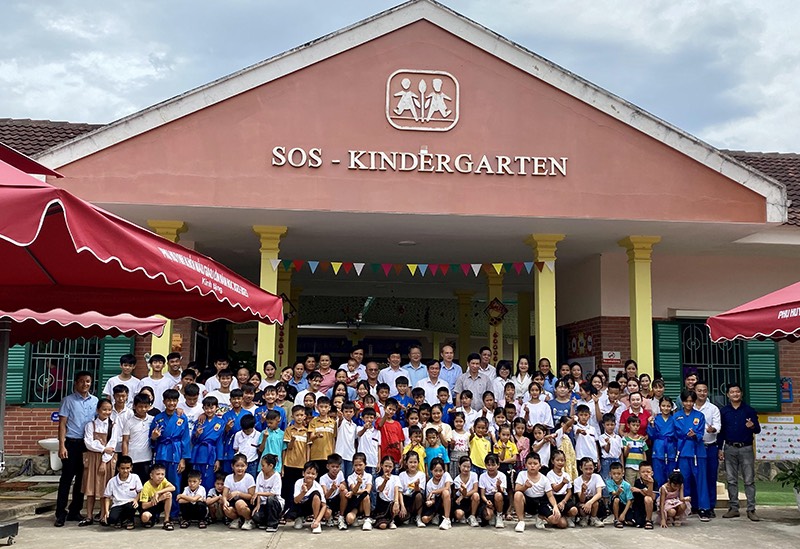 Đoàn công tác của Ban Tuyên giáo Trung ương và NXBGDVN chụp ảnh lưu niệm với cán bộ, nhân viên và các em Làng SOS (Quảng Bình). 
