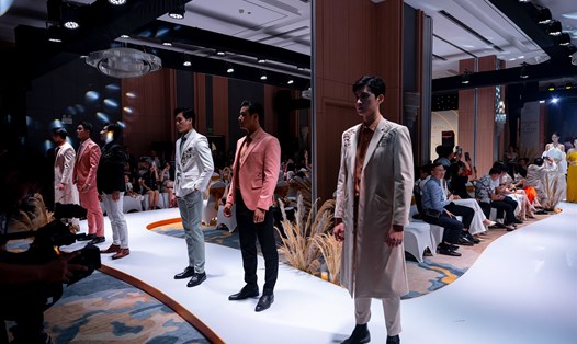 Nhà thiết kế Nguyễn Lan Anh giới thiệu bộ sưu tập thời trang nam Xuân – Hè 2024 mang tên “Moncheri in Mucacha”. Ảnh: BTC