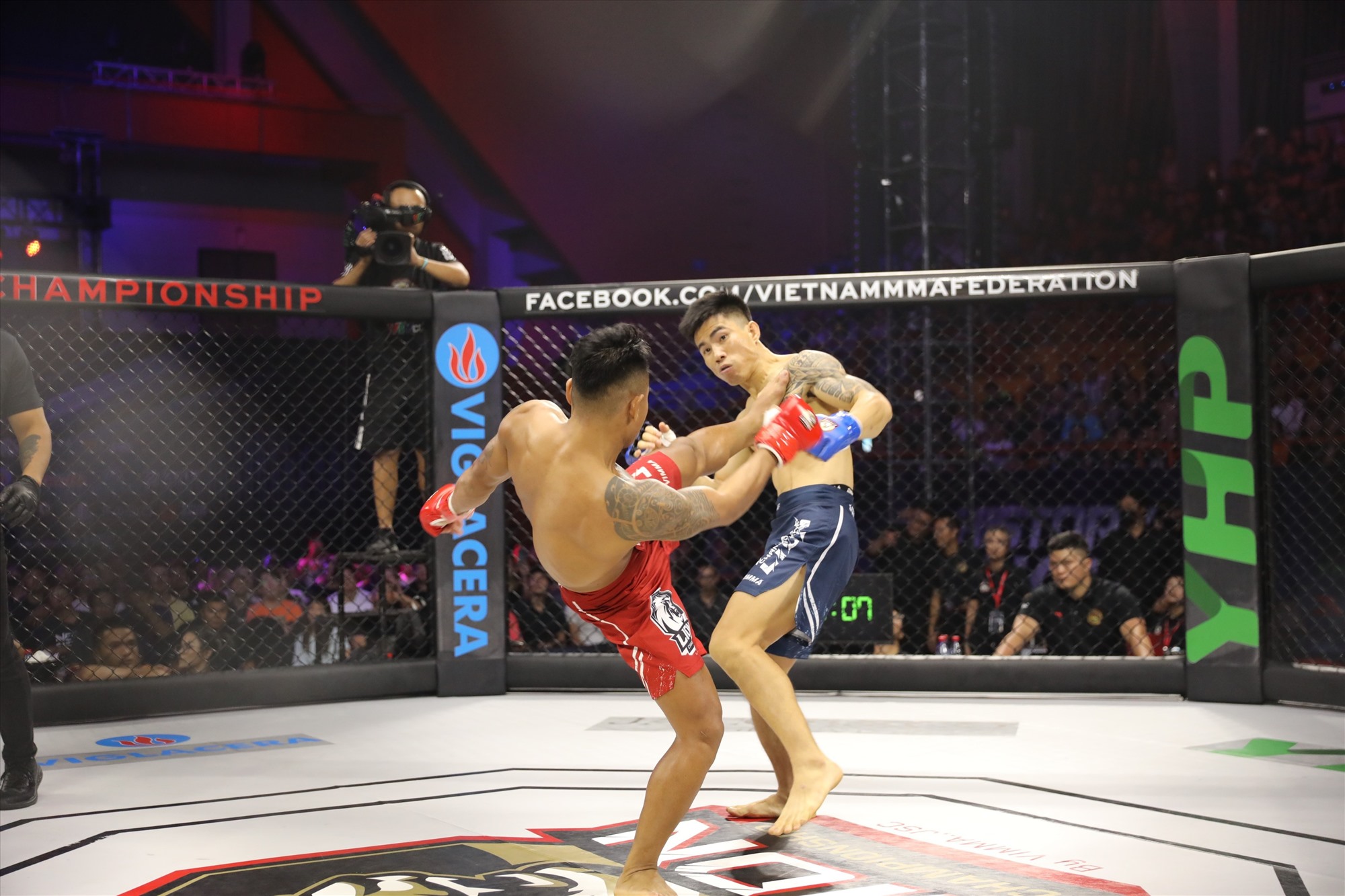 Tay đấm Văn Hương (đỏ) duy trì thể lực tốt ở cả 3 hiệp đấu. Ảnh: MMA