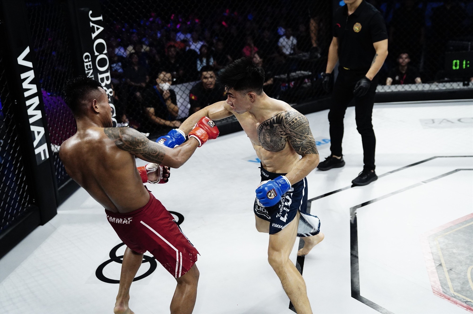 Ở trận tranh đai vô địch 56kg nam, Phạm Văn Nam (xanh) thắng submission Đinh Văn Hương (đỏ) bằng kỹ thuật siết cổ sau ở 3 phút 59 giây hiệp 3.