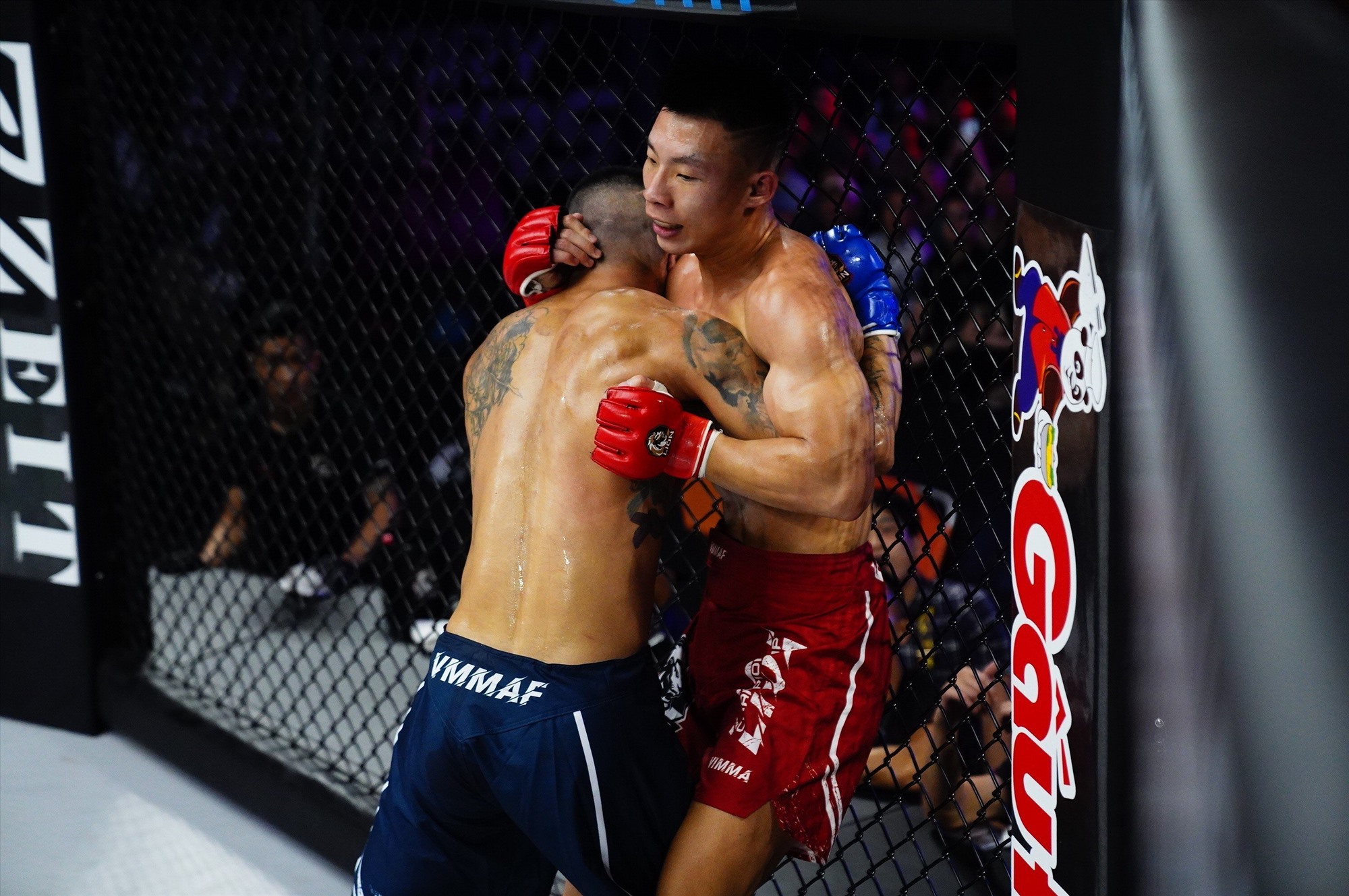 Ở hạng 70kg nam, Bàn Văn Hoàng (đỏ) thắng Nghiêm Tùng Lâm (xanh) bằng knock-out kỹ thuật (TKO) ở 4 phút 22 giây hiệp 2.