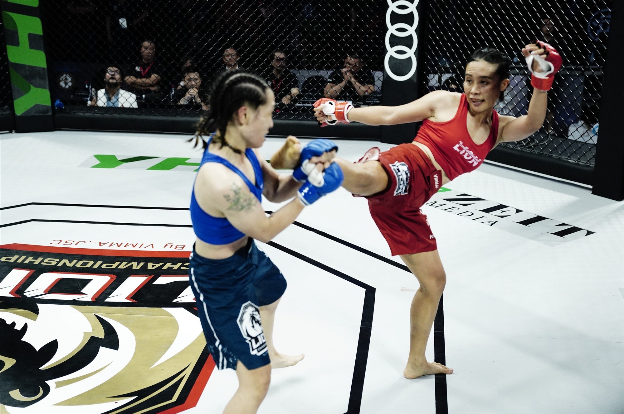 Ở hạng 52kg nữ, Hồ Thị Ngọc Bích (đỏ) thắng Đỗ Thị Ngọc Hân (xanh) bằng kỹ thuật siết cổ rear naked choke ở thời điểm 3 phút 37 giây hiệp 1.