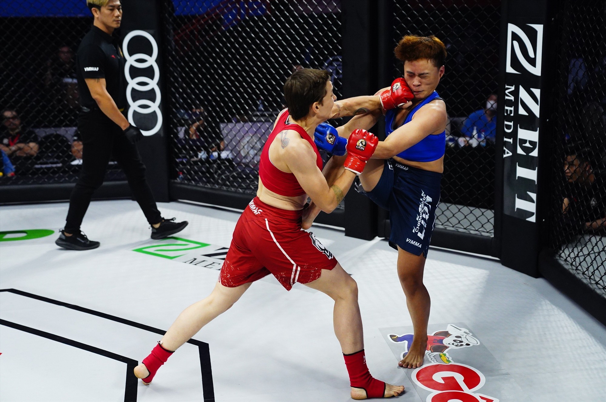Ở hạng 56kg nữ, Bianka Balajti  (đỏ) thắng submission Nguyễn Thị Uyển Nhi  (xanh) bằng kỹ thuật siết cổ sau rear naked choke ở 4 phút 05 giây hiệp 1.