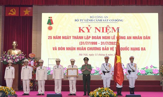Thừa ủy quyền, Bộ trưởng Tô Lâm trao Huân chương Bảo vệ Tổ quốc hạng Ba tặng Đoàn Nghi lễ CAND. Ảnh: Bộ Công an
