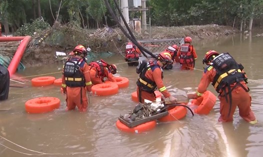Lực lượng cứu hộ tháo nước lũ ở Trác Châu, Hà Bắc, miền bắc Trung Quốc. Ảnh: CGTN