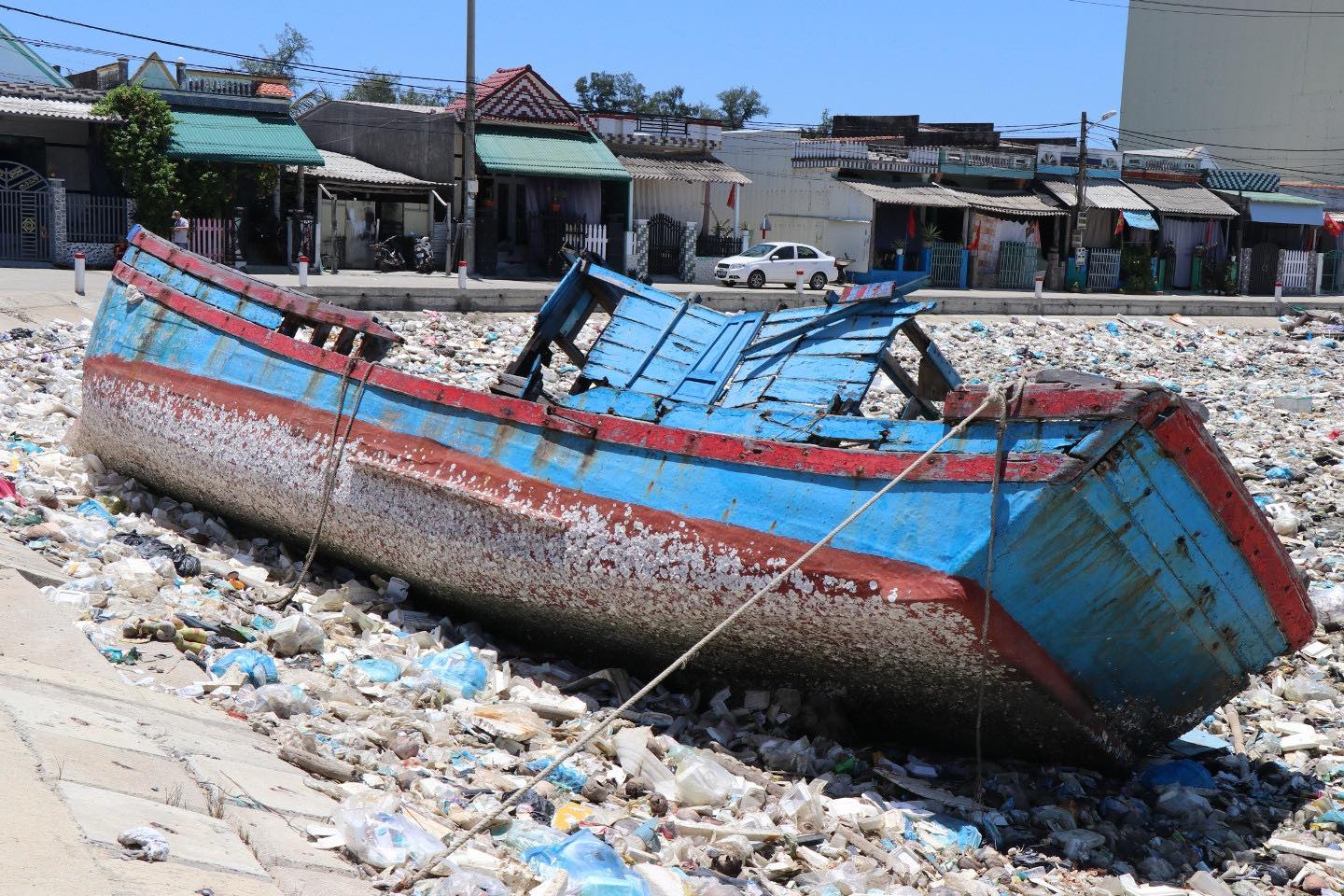 Rác trên đầm nước mặn Sa Huỳnh Ảnh: Ngọc Viên