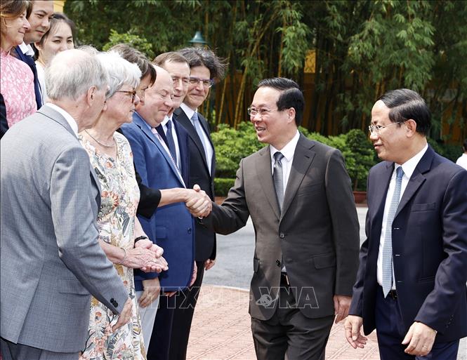 Chủ tịch nước Võ Văn Thưởng với các nhà khoa học quốc tế và Việt Nam. Ảnh: Thống Nhất/TTXVN 