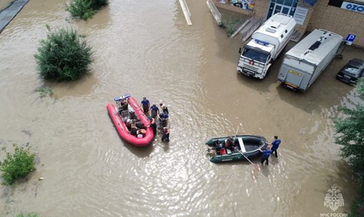 Sơ tán cư dân trong khu vực bị ngập lụt do vỡ đập ở Ussuriysk, Nga, ngày 12.8.2023. Ảnh: Bộ Tình trạng khẩn cấp Nga