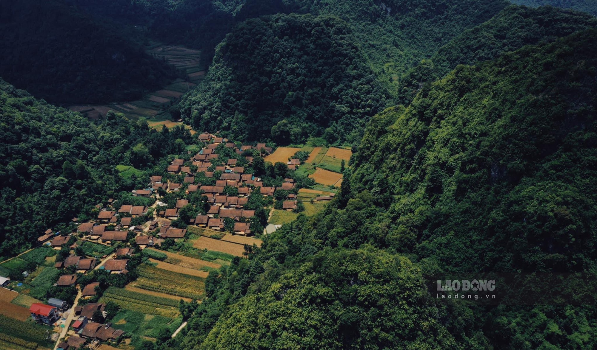 Lũng Rì là một xóm thuộc xã Tự Do, cách trung tâm TP Cao Bằng 30km, nép mình bên góc núi, nghề làm ngói máng (âm dương) nơi đây đã có hàng trăm năm tuổi. Ảnh: Sơn Tùng.