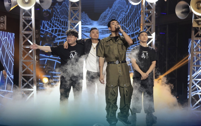 Mikelodic hóa thân thành người lính Việt Nam. Ảnh: NSX.