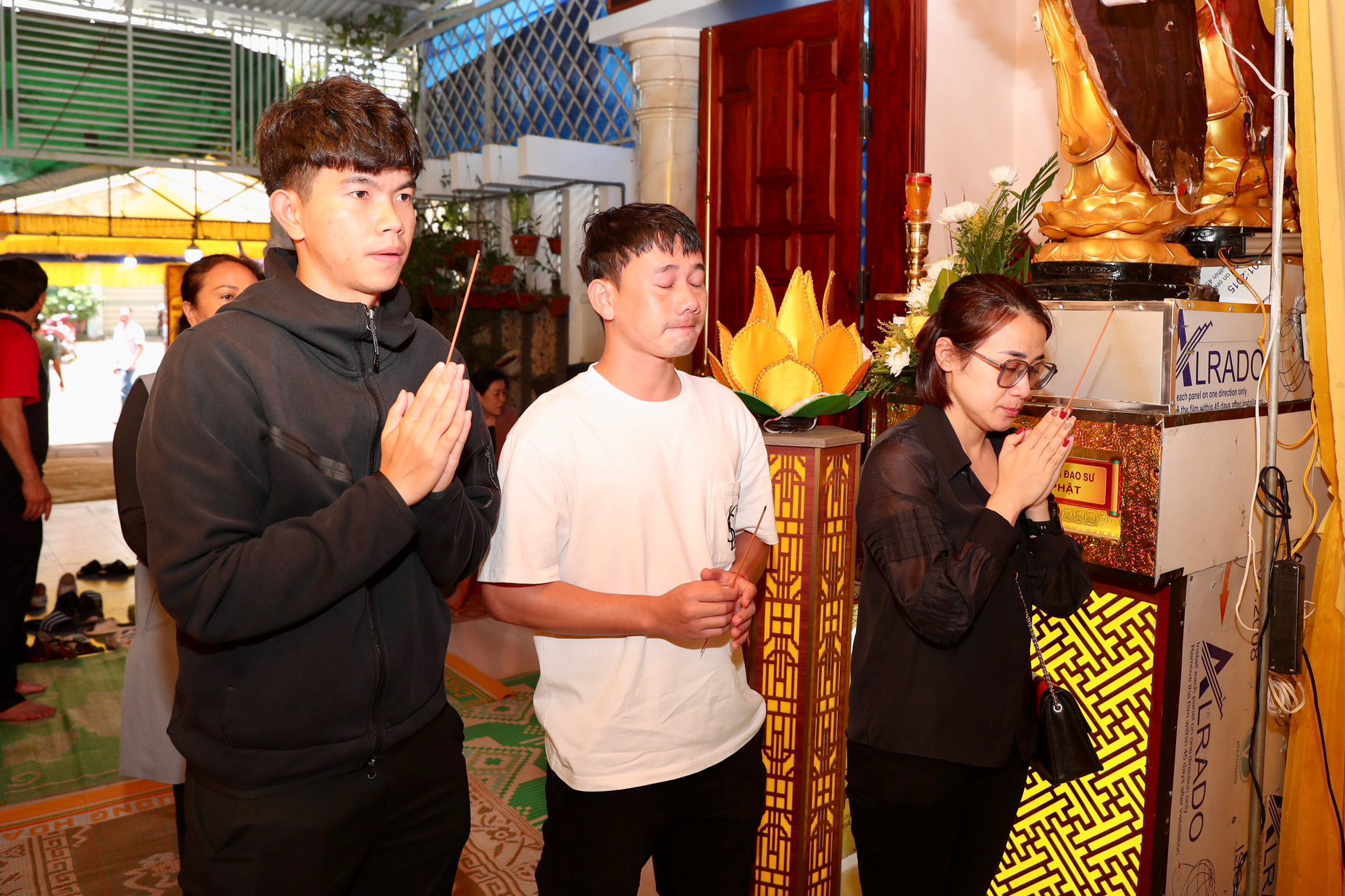 Hai cầu thủ Minh Vương và Văn Anh của Hoàng Anh Gia Lai thất thần thắp hương cho trợ lí Dương Minh Ninh.