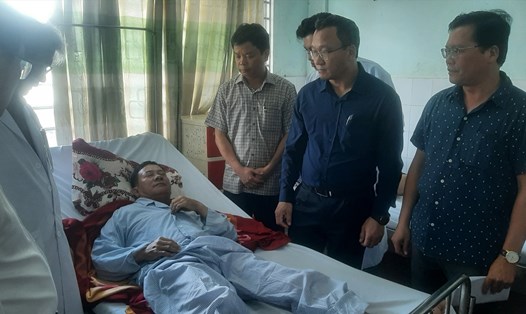 Ông Khuất Việt Hùng cùng đoàn công tác, lãnh đạo UBND tỉnh Gia Lai thăm hỏi tài xế Sinh đang nằm viện. Ảnh: Thanh Tuấn 