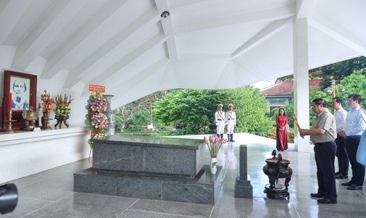 Thủ tướng dâng hương tại Mộ Cụ Phó Bảng Nguyễn Sinh Sắc. Ảnh VGP