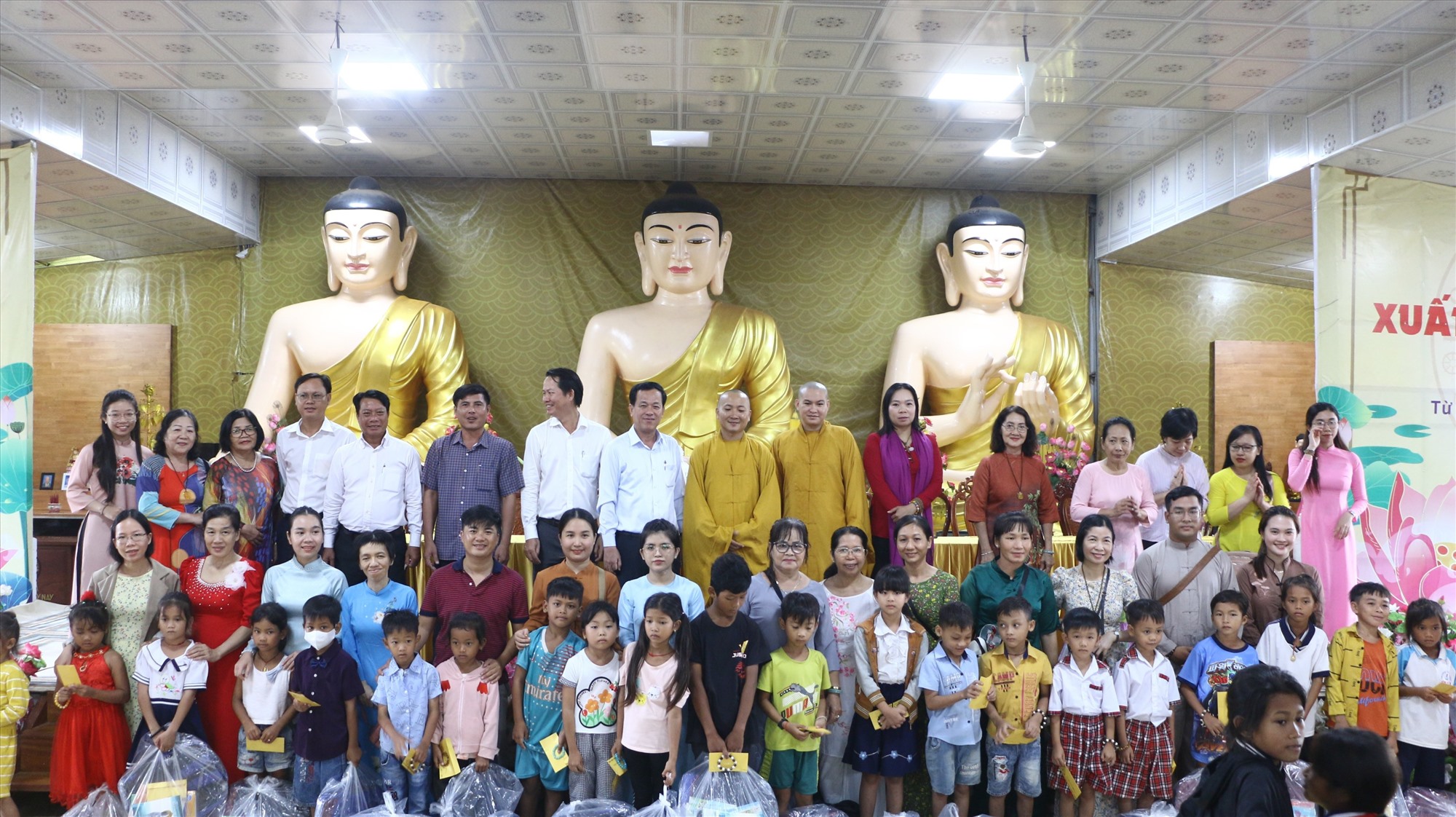 Các em học sinh đồng bào Khmer ở thị xã Vĩnh Châu (Sóc Trăng) được nhận quà từ mạnh thường quân. Ảnh: Phương Anh